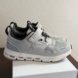 Preowned - On Cloud Play Kids - Size 2 - Glacier White - Grey Running Shoes